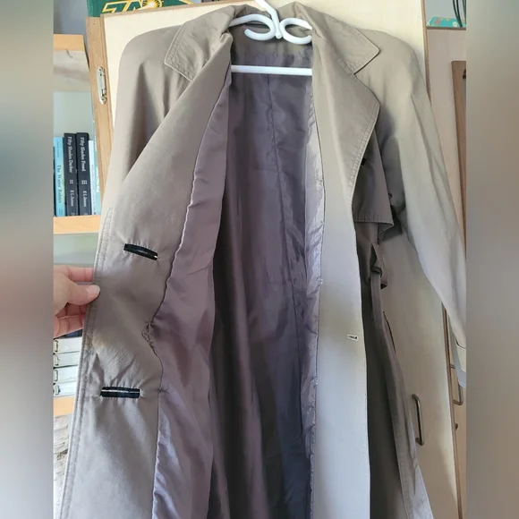 Lovely trench coat. - Picture 2 of 8